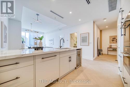 5005 - 180 University Avenue, Toronto, ON - Indoor Photo Showing Kitchen