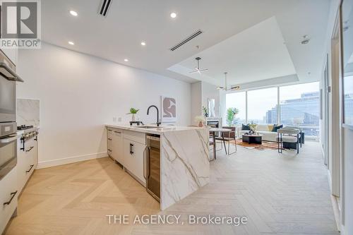 5005 - 180 University Avenue, Toronto, ON - Indoor Photo Showing Kitchen