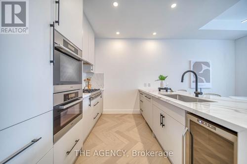 5005 - 180 University Avenue, Toronto, ON - Indoor Photo Showing Kitchen