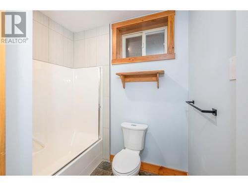 5942 Snow Pines Crescent, Kelowna, BC - Indoor Photo Showing Bathroom