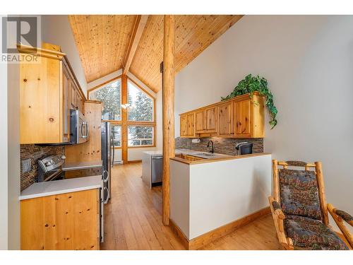 5942 Snow Pines Crescent, Kelowna, BC - Indoor Photo Showing Kitchen