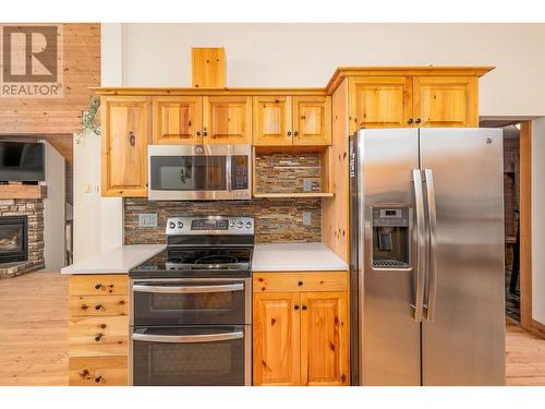 5942 Snow Pines Crescent, Kelowna, BC - Indoor Photo Showing Kitchen