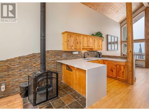 5942 Snow Pines Crescent, Kelowna, BC - Indoor Photo Showing Kitchen