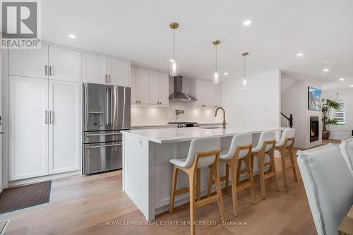 145 Gatwick Drive, Oakville, ON - Indoor Photo Showing Kitchen With Upgraded Kitchen