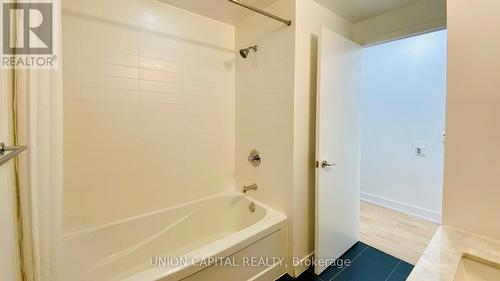 908 - 775 King Street W, Toronto, ON - Indoor Photo Showing Bathroom