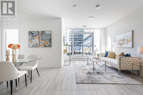 422 - 30 Inn On The Park Drive, Toronto, ON - Indoor Photo Showing Living Room