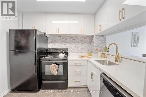 711 - 3050 Ellesmere Road, Toronto, ON - Indoor Photo Showing Kitchen