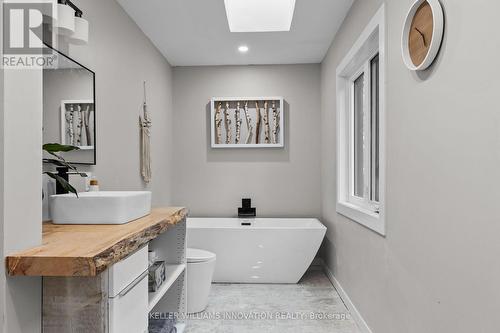 127 Paradise Road, South Algonquin, ON - Indoor Photo Showing Bathroom