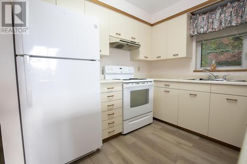 33 Lansdowne Ave, Sault Ste. Marie, ON - Indoor Photo Showing Kitchen With Double Sink