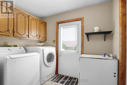 35 Monte Vista Crescent, London, ON - Indoor Photo Showing Laundry Room