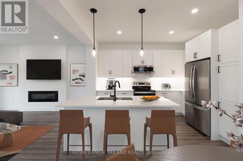 12 - 101 Swales Avenue, Strathroy-Caradoc (Sw), ON - Indoor Photo Showing Kitchen With Upgraded Kitchen