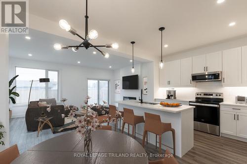 12 - 101 Swales Avenue, Strathroy-Caradoc (Sw), ON - Indoor Photo Showing Kitchen With Upgraded Kitchen