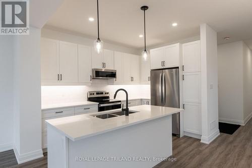 12 - 101 Swales Avenue, Strathroy-Caradoc (Sw), ON - Indoor Photo Showing Kitchen With Double Sink With Upgraded Kitchen