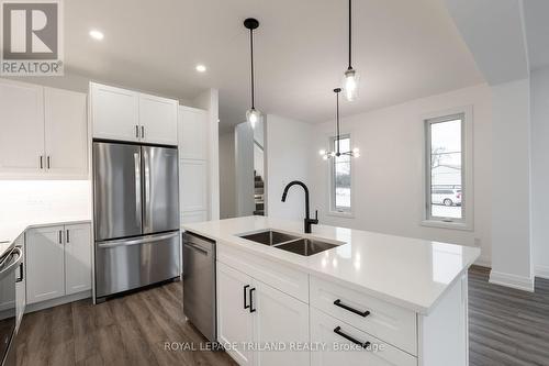 12 - 101 Swales Avenue, Strathroy-Caradoc (Sw), ON - Indoor Photo Showing Kitchen With Double Sink With Upgraded Kitchen