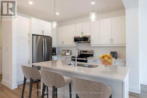 18 - 101 Swales Avenue, Strathroy-Caradoc (Sw), ON - Indoor Photo Showing Kitchen With Double Sink With Upgraded Kitchen