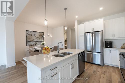 18 - 101 Swales Avenue, Strathroy-Caradoc (Sw), ON - Indoor Photo Showing Kitchen With Double Sink With Upgraded Kitchen