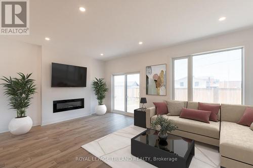 18 - 101 Swales Avenue, Strathroy-Caradoc (Sw), ON - Indoor Photo Showing Living Room With Fireplace