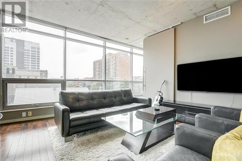 180 York Street Unit#401, Ottawa, ON - Indoor Photo Showing Living Room