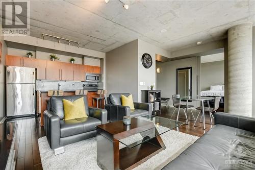 180 York Street Unit#401, Ottawa, ON - Indoor Photo Showing Living Room