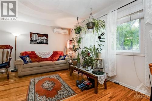 80 Jolliet Avenue, Ottawa, ON - Indoor Photo Showing Living Room