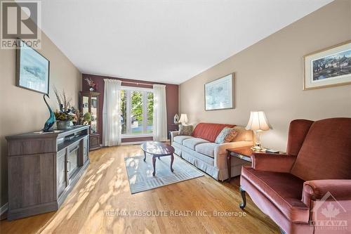 35 Caribou Avenue, Ottawa, ON - Indoor Photo Showing Living Room