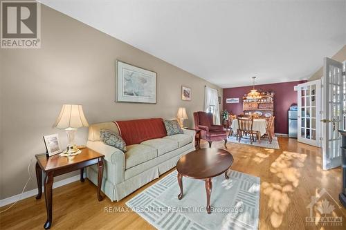 35 Caribou Avenue, Ottawa, ON - Indoor Photo Showing Living Room