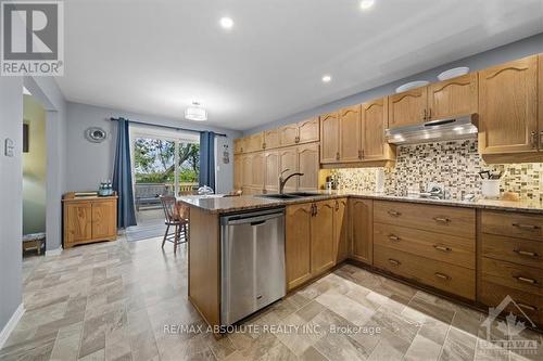 35 Caribou Avenue, Ottawa, ON - Indoor Photo Showing Kitchen