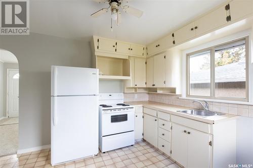 1160 Stadacona Street W, Moose Jaw, SK - Indoor Photo Showing Kitchen