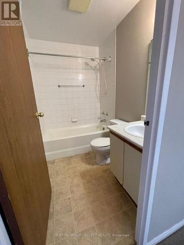 1108 - 35 Green Valley Drive, Kitchener, ON - Indoor Photo Showing Bathroom