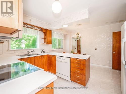 58 Sylvadene Parkway, Vaughan, ON - Indoor Photo Showing Kitchen With Double Sink