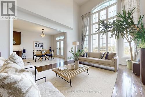 32 Vines Place, Aurora, ON - Indoor Photo Showing Living Room