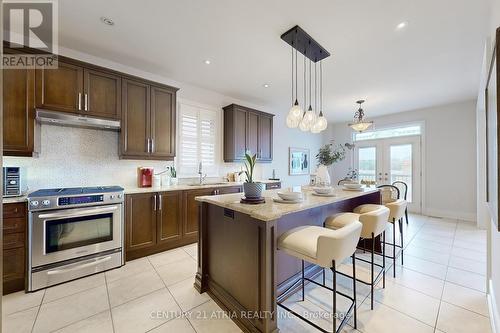 32 Vines Place, Aurora, ON - Indoor Photo Showing Kitchen With Upgraded Kitchen