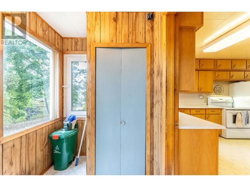 229 24Th  N Avenue, Creston, BC - Indoor Photo Showing Kitchen