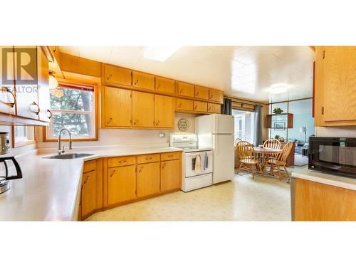 229 24Th  N Avenue, Creston, BC - Indoor Photo Showing Kitchen