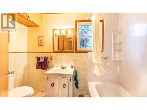 229 24Th  N Avenue, Creston, BC - Indoor Photo Showing Bathroom