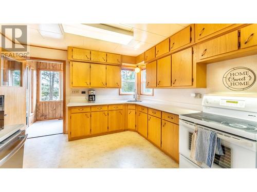 229 24Th  N Avenue, Creston, BC - Indoor Photo Showing Kitchen