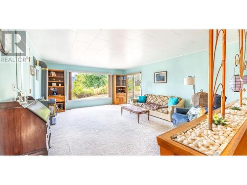 229 24Th  N Avenue, Creston, BC - Indoor Photo Showing Living Room