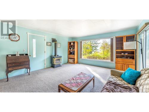 229 24Th  N Avenue, Creston, BC - Indoor Photo Showing Living Room