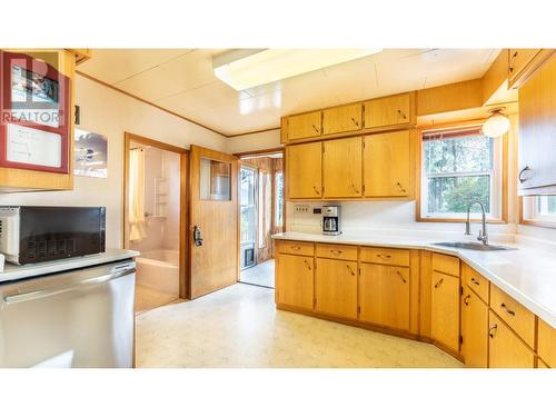 229 24Th  N Avenue, Creston, BC - Indoor Photo Showing Kitchen With Double Sink