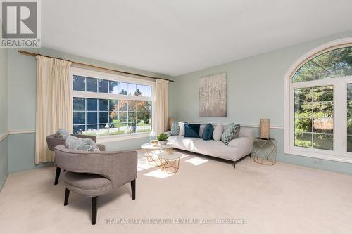 17 Holmes Drive, Caledon, ON - Indoor Photo Showing Living Room