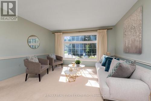 17 Holmes Drive, Caledon, ON - Indoor Photo Showing Living Room