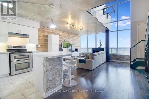 725 - 250 Manitoba Street, Toronto, ON - Indoor Photo Showing Kitchen