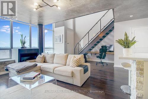 725 - 250 Manitoba Street, Toronto, ON - Indoor Photo Showing Living Room