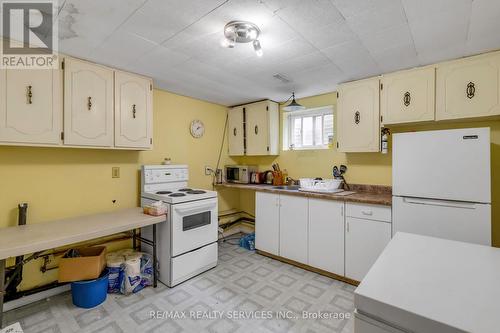 17 Newlyn Crescent, Brampton, ON - Indoor Photo Showing Kitchen