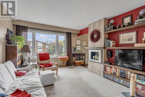 17 Newlyn Crescent, Brampton, ON - Indoor Photo Showing Living Room