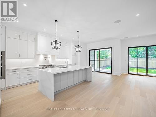 542 Warminster Drive, Oakville, ON - Indoor Photo Showing Kitchen With Upgraded Kitchen