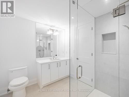 542 Warminster Drive, Oakville, ON - Indoor Photo Showing Bathroom