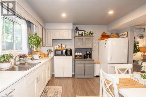 4509 Sussex Drive, Niagara Falls, ON - Indoor Photo Showing Kitchen With Double Sink