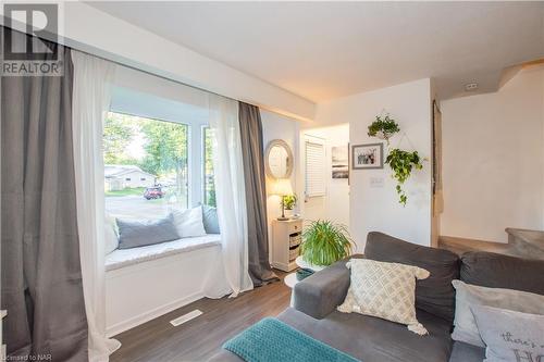 4509 Sussex Drive, Niagara Falls, ON - Indoor Photo Showing Living Room