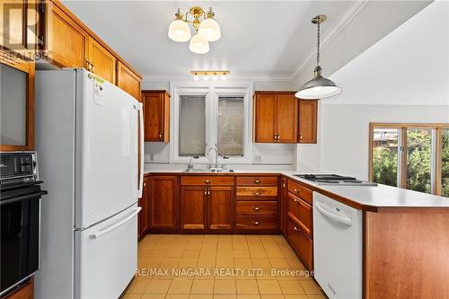 4981 Second Avenue, Niagara Falls, ON - Indoor Photo Showing Kitchen